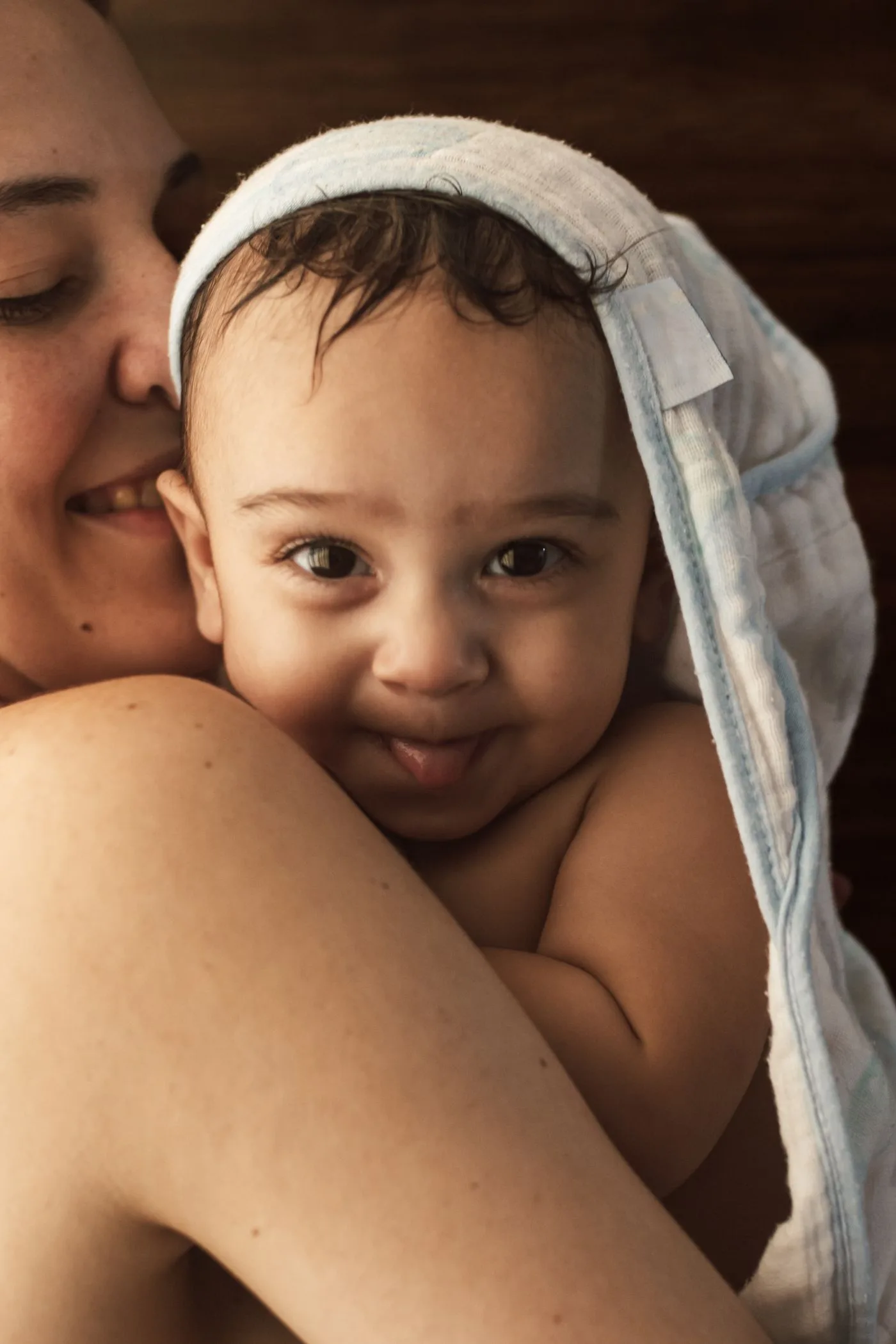 Eine Frau hält ein Baby im Arm