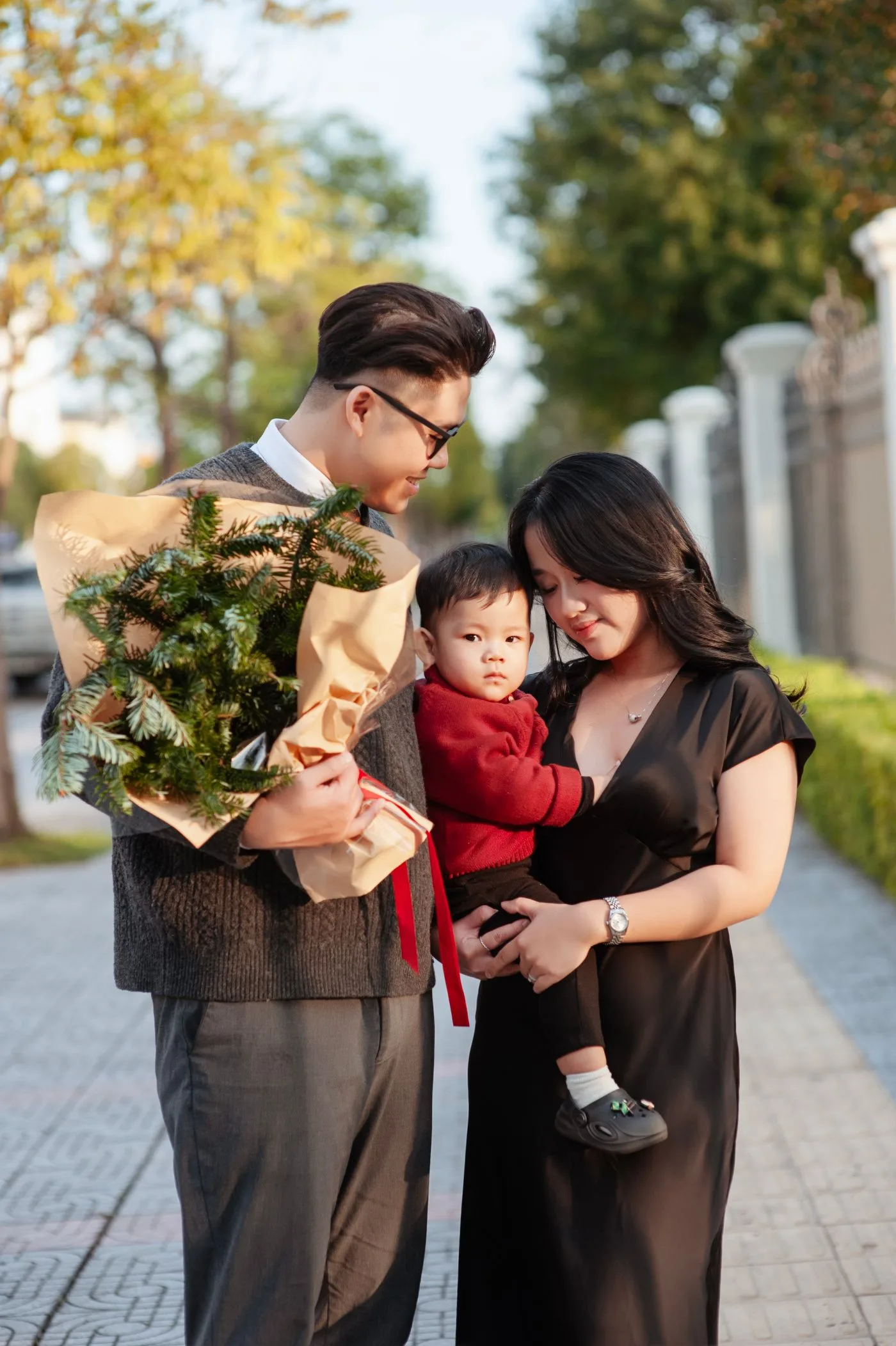 Eine Familie mit Baby bei einem Spaziergang