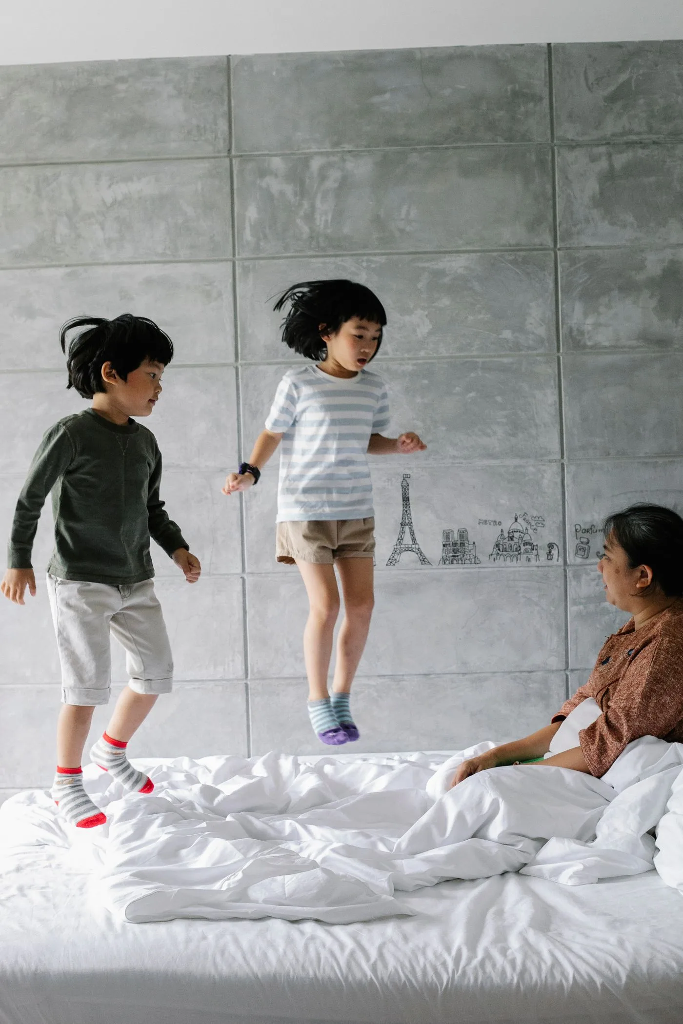 Kinder spielen in einem hellen Schlafzimmer